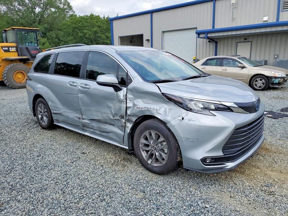 2025 Toyota Sienna VIN 5TDYRKEC7SS268941 COPART salvage auction — SIDE, Nc - Salvage Certificate Of Title, sold $26,000 on 2026-07-16 (photo 4)