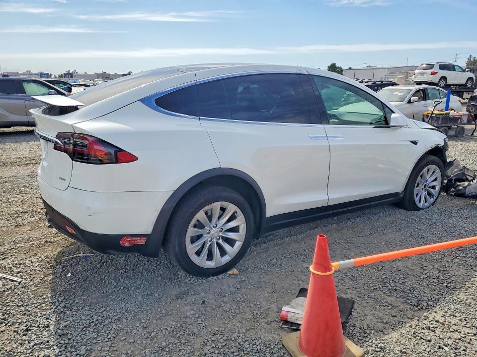 2017 Tesla Model x VIN 5YJXCBE27HF070152 COPART salvage auction — FRONT END, CA - SALVAGE CERTIFICATE, sold $4,250 on 2026-07-28 (photo 3)