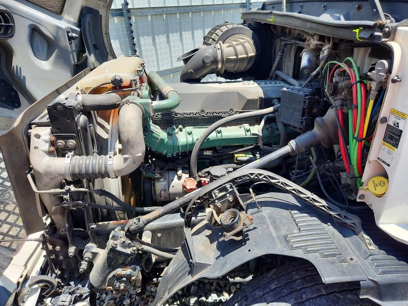 2015 Volvo Vnl VIN 4V4NC9EHXFN186212 COPART salvage auction — BURN, Fl - Cert Of Title Slvg Rebuildable, sold $2,350 on 2026-07-08 (photo 7)