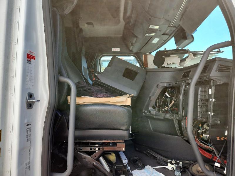 2023 Freightliner Cascadia 126 VIN 3AKJHHDR2PSNP3511 COPART salvage auction — SIDE, IN - DIS/DLR/EXP ONLY CLEAN TITLE, sold $35,750 on 2026-07-07 (photo 5)