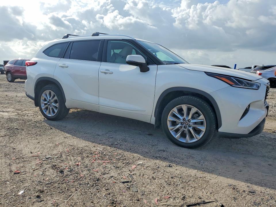 2020 Toyota Highlander VIN 5TDDZRBH9LS028265 COPART salvage auction — MINOR DENT/SCRATCHES, TX - SALVAGE VEHICLE TITLE, sold $13,200 on 2026-07-27 (photo 4)
