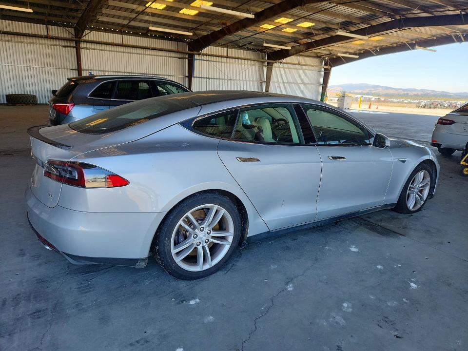 2013 Tesla Model s VIN 5YJSA1CN8DFP13772 COPART salvage auction — MINOR DENT/SCRATCHES, Ca - Dis/Dlr/Exp App For Dup Clean, sold $3,200 on 2026-07-13 (photo 3)