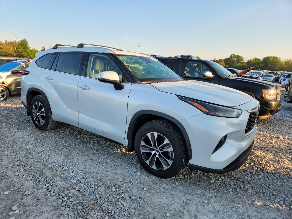 2022 Toyota Highlander VIN 5TDHZRBH2NS253762 COPART salvage auction — HAIL, Mo - Salvage Certificate Of Title, sold $22,100 on 2026-07-29 (photo 4)