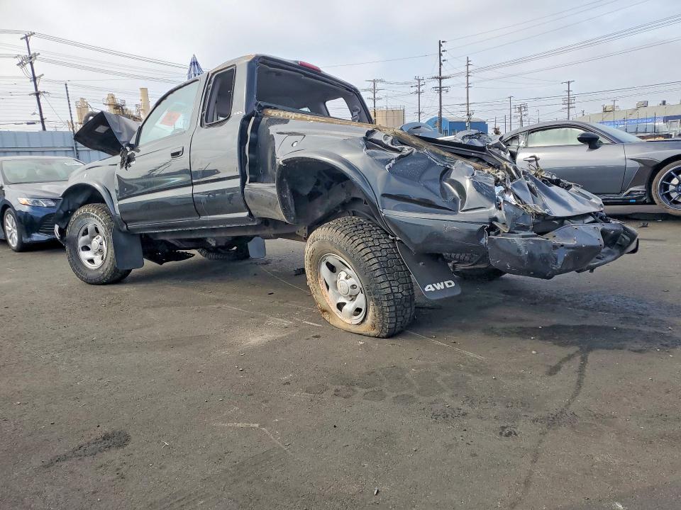 2001 Toyota Tacoma VIN 5TEWN72N61Z813812 COPART salvage auction — ROLLOVER, Ca - Salvage Certificate, sold $1,850 on 2026-07-06 (photo 2)