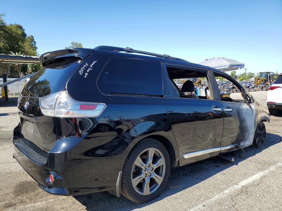 2018 Toyota Sienna VIN 5TDXZ3DC5JS961721 COPART salvage auction — BURN, Mi - Dis/Dlr/Exp Only Salvage Title, sold $525 on 2026-07-10 (photo 3)