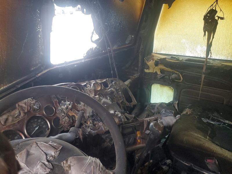 2006 Peterbilt 379 VIN 1XP5DU9X36D893461 COPART salvage auction — INTERIOR BURN, IA - CERT OF TITLE-SALVAGE TITLE, sold $1,400 on 2026-07-10 (photo 9)