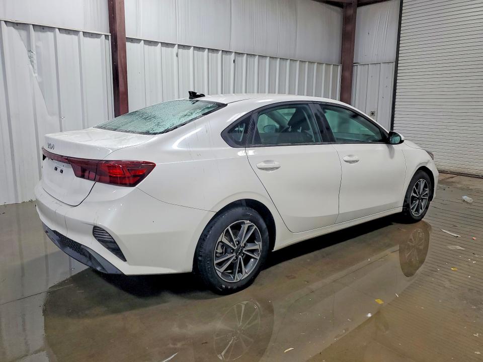 2024 Kia Forte VIN 3KPF24AD0RE811315 COPART salvage auction — MINOR DENT/SCRATCHES, MI - CERTIFICATE OF TITLE, sold $11,100 on 2026-07-16 (photo 3)