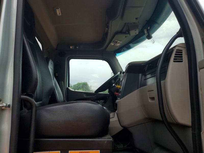 2018 Peterbilt 579 VIN 1NPBDH9X2JD493968 COPART salvage auction — MINOR DENT/SCRATCHES, OK - CERTIFICATE OF TITLE, sold $4,600 on 2026-07-09 (photo 5)