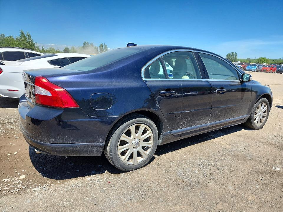 2010 Volvo VIN YV1982AS0A1126442 COPART salvage auction — ENGINE BURN, On - Permit No Brand - Unfit, sold $325 on 2026-07-09 (photo 3)