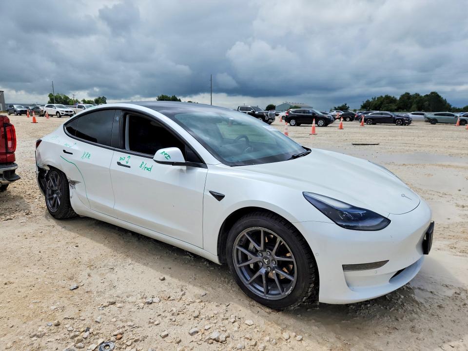 2021 Tesla VIN 5YJ3E1EA3MF017274 COPART salvage auction — SIDE, Tx - Salvage Vehicle Title, sold $70 on 2026-07-30 (photo 4)