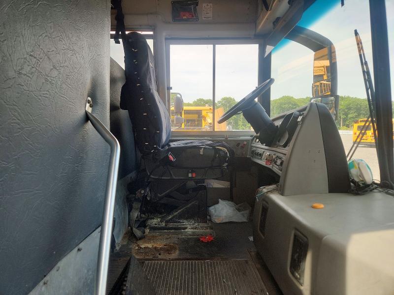 2012 Thomas Saf-t-liner hdx VIN 1T7YN4E20C1150021 COPART salvage auction — NORMAL WEAR, RI - CERTIFICATE OF TITLE, sold $1,600 on 2026-07-08 (photo 5)