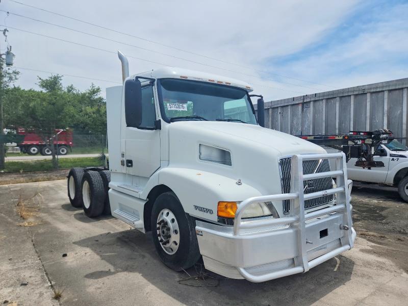 2000 Volvo Vnl VIN 4V4ND2GF8YN796550 COPART salvage auction — MINOR DENT/SCRATCHES, Fl - Certificate Of Title (P), sold $1,800 on 2026-07-23 (photo 1)