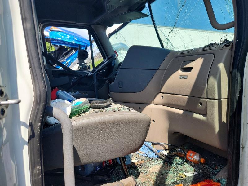 2014 Freightliner Cascadia VIN 3AKBGDBG9ESFX0994 COPART salvage auction — ROLLOVER, IA - CERT OF TITLE-SALVAGE TITLE, sold $60 on 2026-07-09 (photo 5)
