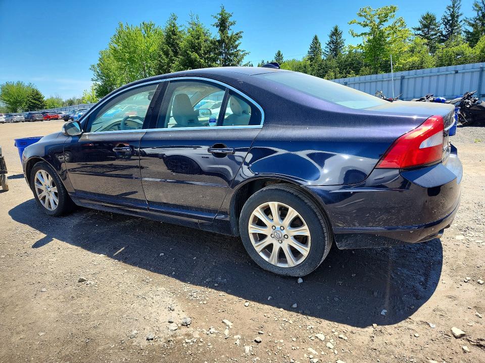 2010 Volvo VIN YV1982AS0A1126442 COPART salvage auction — ENGINE BURN, On - Permit No Brand - Unfit, sold $325 on 2026-07-09 (photo 2)