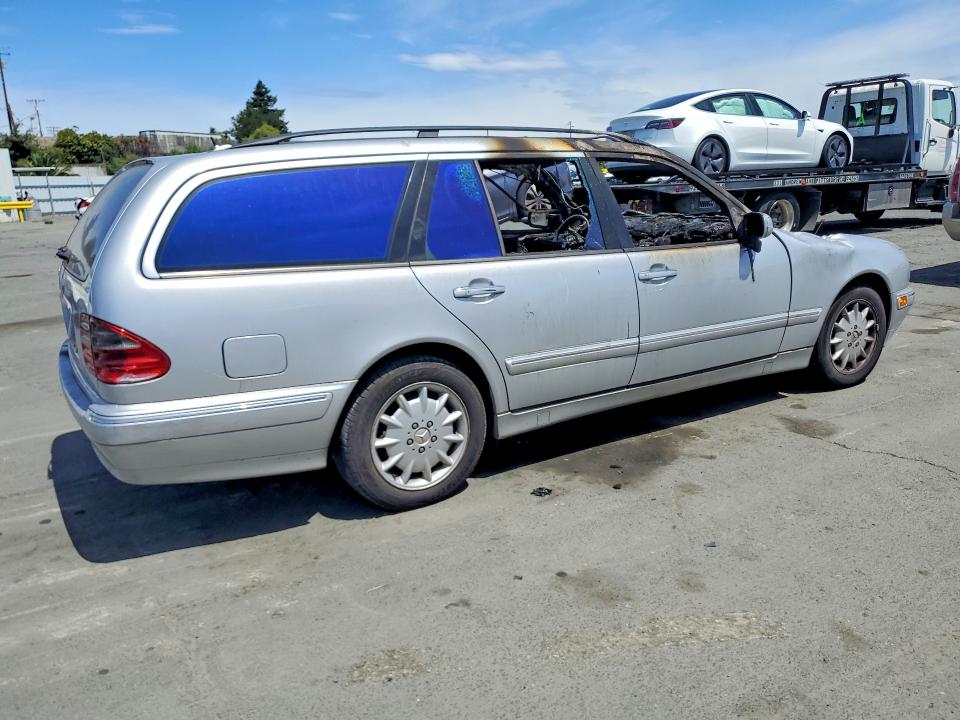 2000 Mercedes-benz E-klasse VIN WDBJH65J2YB117580 COPART salvage auction — INTERIOR BURN, Ca - Non-Repairable Vehicle Cert, sold $125 on 2026-07-06 (photo 3)
