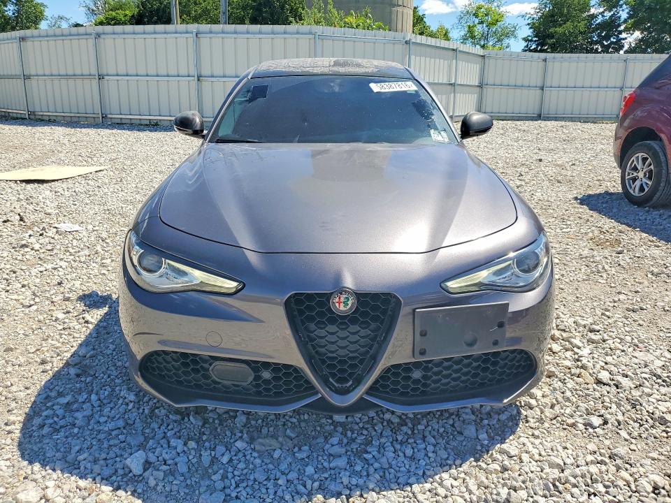 2017 Alfa romeo VIN ZARFAEDN4H7553981 COPART salvage auction — NORMAL WEAR, NJ - CERTIFICATE OF TITLE, sold $5,500 on 2026-07-30 (photo 5)