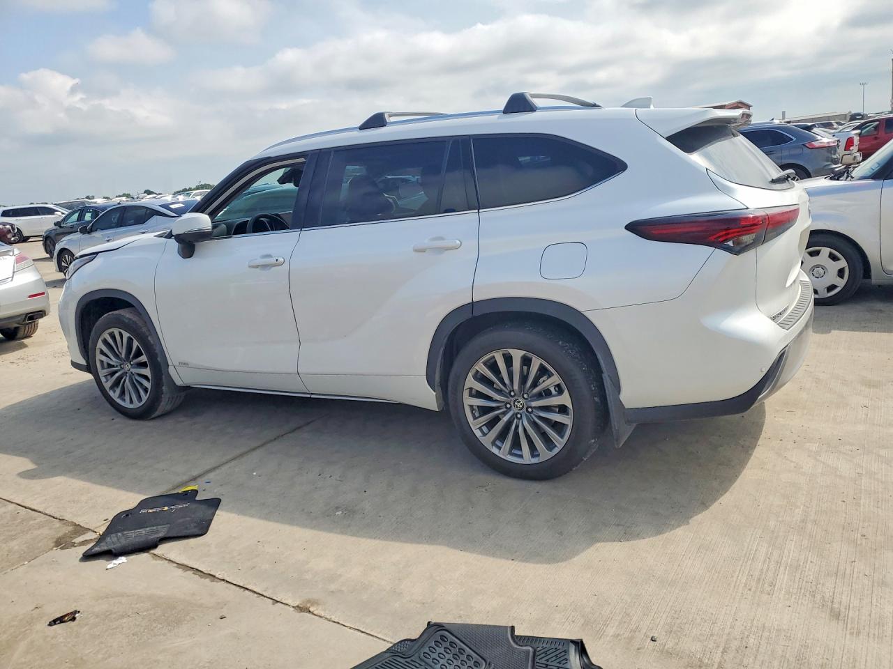 2025 Toyota Highlander Hybrid VIN 5TDKBRCH0SS654537 COPART salvage auction — Rear End, TX - SALVAGE VEHICLE TITLE, sold $30,750 on 2026-08-13 (photo 2)