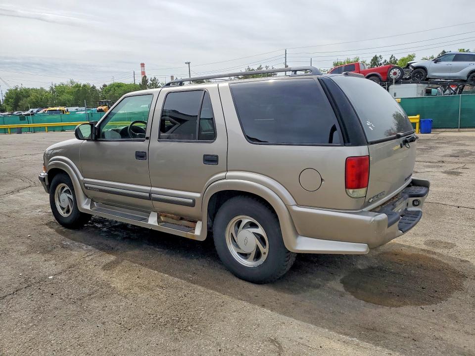 2001 Chevrolet Blazer VIN 1GNDT13W31K204271 COPART salvage auction — MINOR DENT/SCRATCHES, Co - Dis/Dlr/Exp Only Clean Title, sold $375 on 2026-07-02 (photo 2)