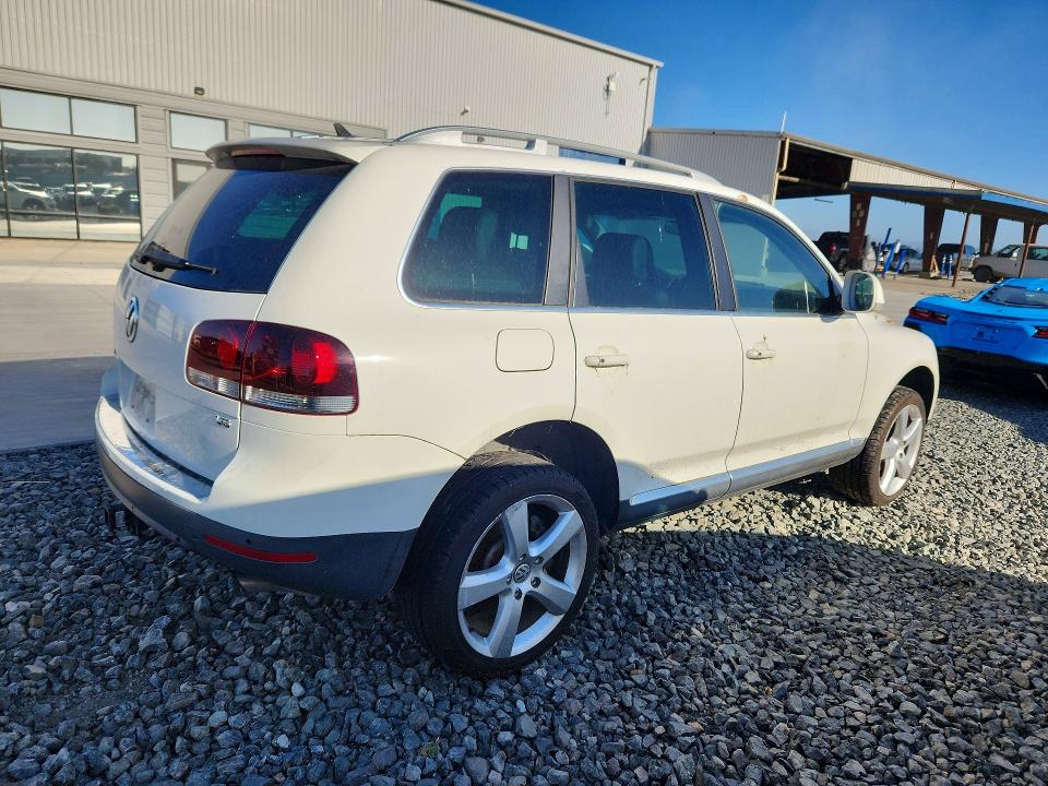 2010 Volkswagen Touareg VIN WVGBF7A9XAD000817 COPART salvage auction — MINOR DENT/SCRATCHES, Ca - Dis/Dlr/Exp Only Junk Receipt, sold $425 on 2026-07-30 (photo 3)