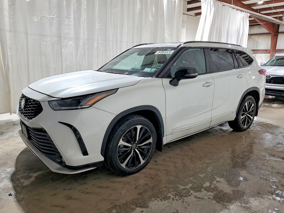 2022 Toyota Highlander VIN 5TDLZRBH4NS251179 COPART salvage auction — VANDALISM, Az - Cert Of Title - Salvage, sold $21,600 on 2026-07-06 (photo 1)