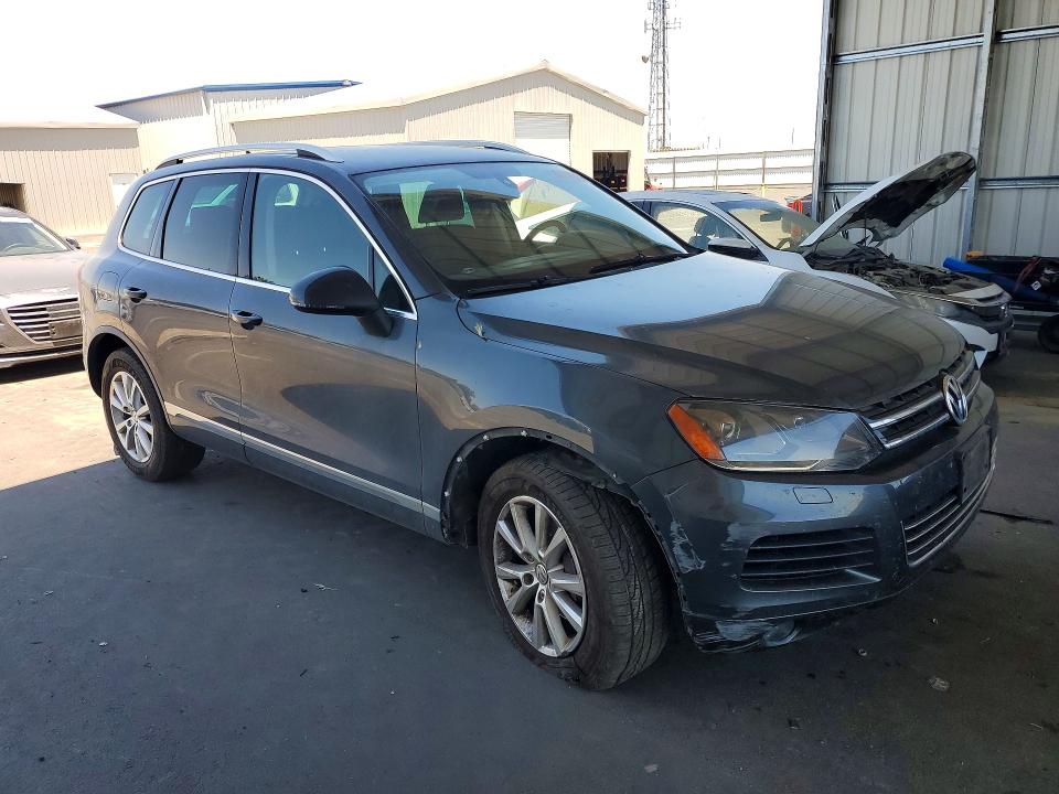 2013 Volkswagen Touareg VIN WVGEF9BP4DD008275 COPART salvage auction — FRONT END, CA - SALVAGE CERTIFICATE, sold $1,300 on 2026-08-17 (photo 4)