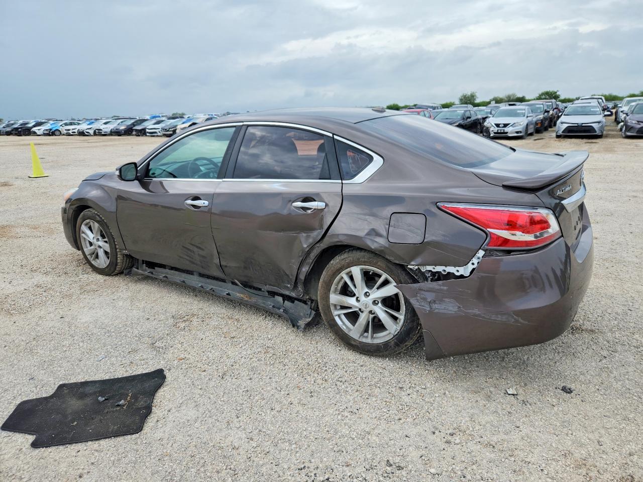2015 Nissan Altima VIN 1N4AL3AP8FN917472 COPART salvage auction — Side, TX - SALVAGE VEHICLE TITLE, sold $550 on 2026-07-09 (photo 2)