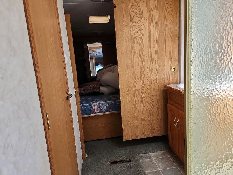 2004 Montana Trailer VIN 4YDF295234D510180 COPART salvage auction — SIDE, WA - BILL OF SALE, sold $1,050 on 2026-07-09 (photo 5)