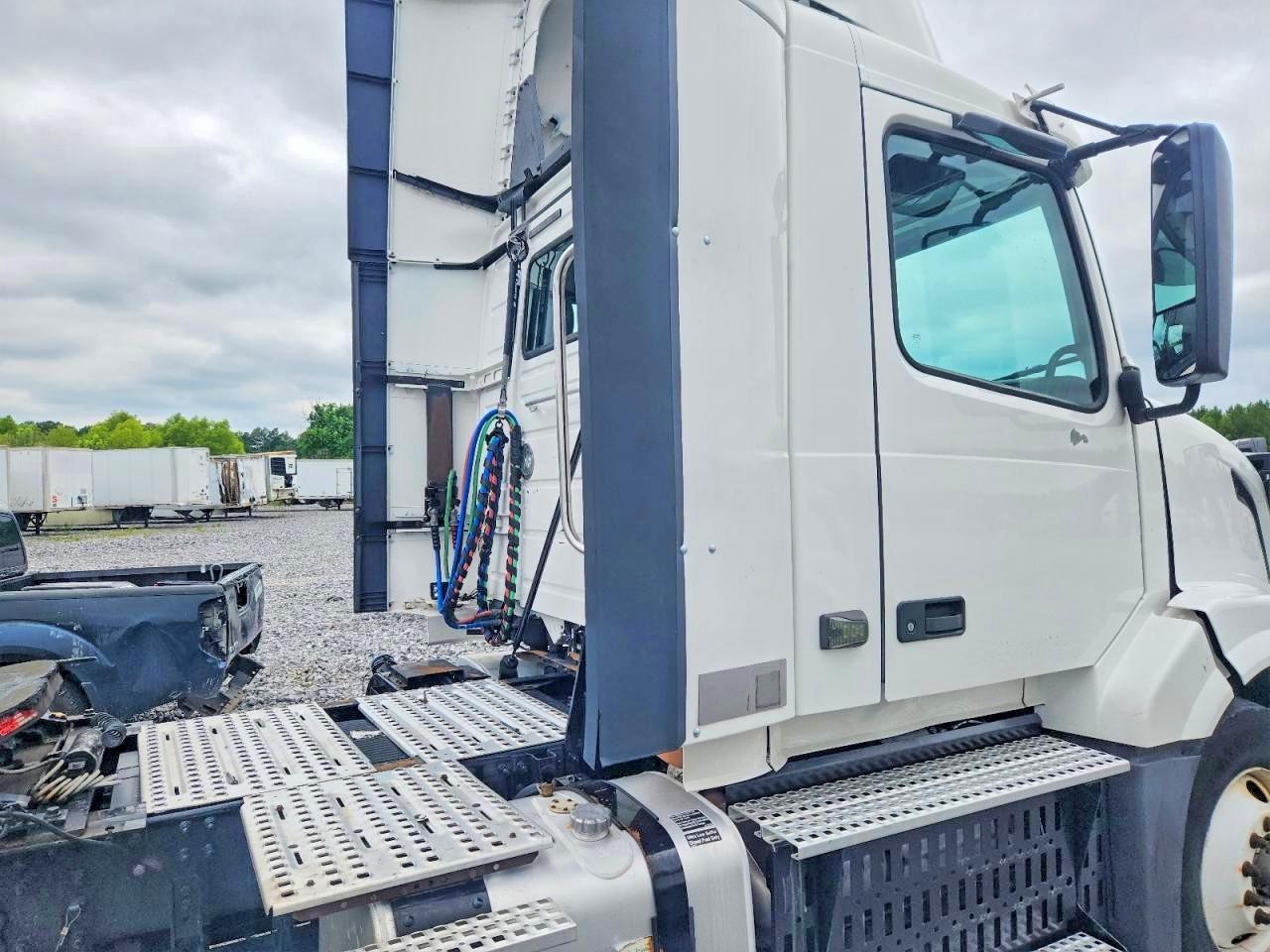 2017 Volvo VNL VIN 4V4N39TG5HN988017 COPART salvage auction — Normal Wear, IN - CERTIFICATE OF TITLE, sold $5,000 on 2026-07-07 (photo 6)