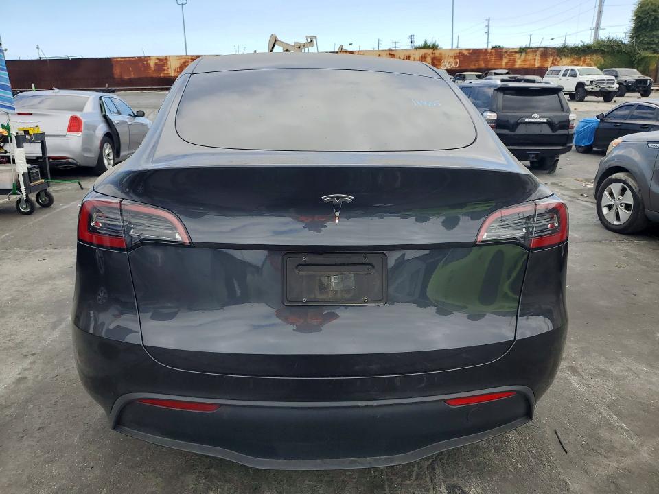 2024 Tesla Model y VIN 7SAYGDED1RF008207 COPART salvage auction — SIDE, Ca - Dis/Dlr/Exp Only Clean Title (P), sold $10,700 on 2026-07-29 (photo 6)