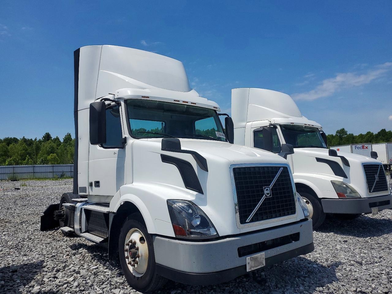 2017 Volvo VNL VIN 4V4N39TG5HN988017 COPART salvage auction — Normal Wear, IN - CERTIFICATE OF TITLE, sold $5,000 on 2026-07-07 (photo 1)