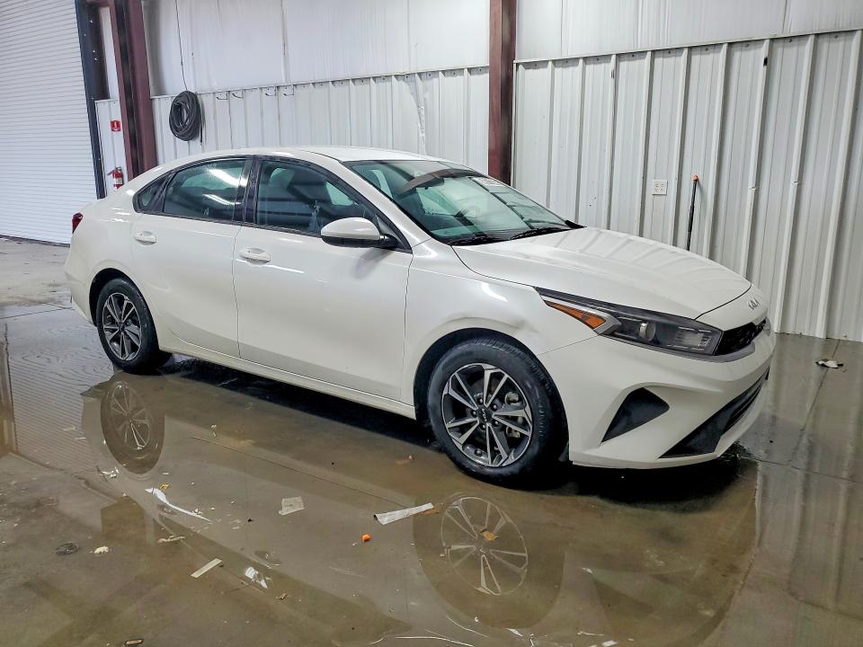 2024 Kia Forte VIN 3KPF24AD0RE811315 COPART salvage auction — MINOR DENT/SCRATCHES, MI - CERTIFICATE OF TITLE, sold $11,100 on 2026-07-16 (photo 4)