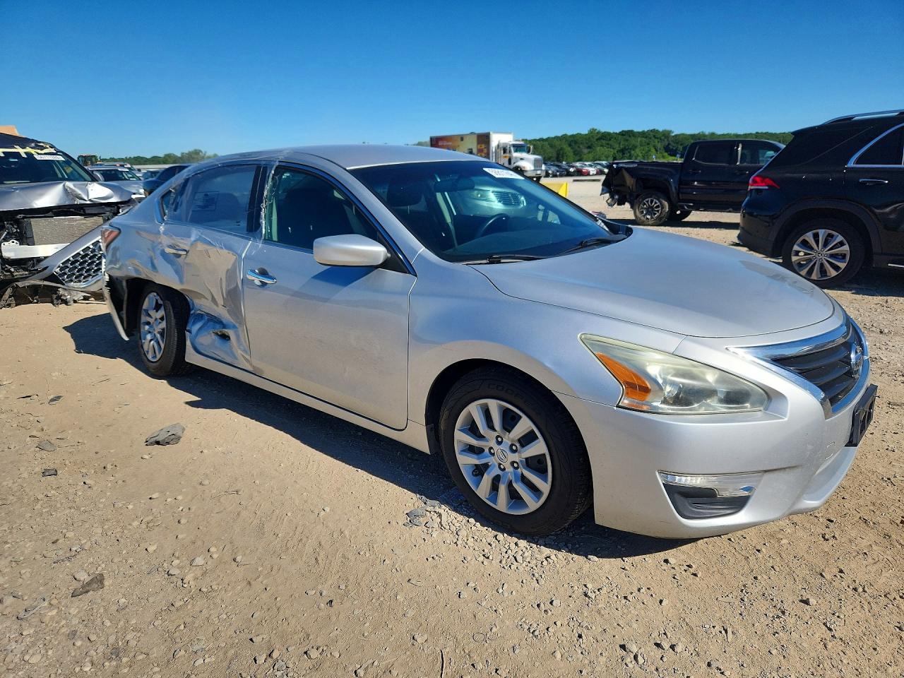 2014 Nissan Altima VIN 1N4AL3AP0EC296092 COPART salvage auction — Side, KS - CERT OF TITLE-SALVAGE, sold $500 on 2026-07-09 (photo 4)
