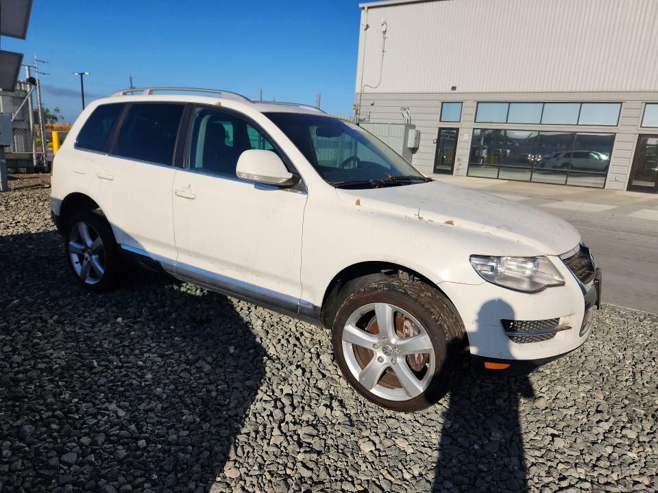 2010 Volkswagen Touareg VIN WVGBF7A9XAD000817 COPART salvage auction — MINOR DENT/SCRATCHES, Ca - Dis/Dlr/Exp Only Junk Receipt, sold $425 on 2026-07-30 (photo 4)
