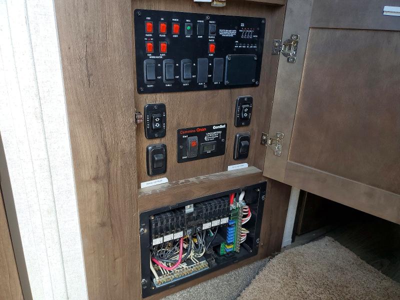 2019 Highland ridge Highlander series VIN 58TCHSCV7K3HH3083 COPART salvage auction — SIDE, TX - SALVAGE VEHICLE TITLE, sold $12,300 on 2026-09-18 (photo 8)