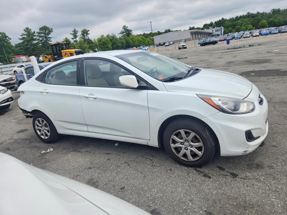 2013 Hyundai Accent VIN KMHCT4AE2DU480932 COPART salvage auction — REAR END, RI - SALVAGE CERTIFICATE OF TITLE, sold $450 on 2026-07-30 (photo 4)