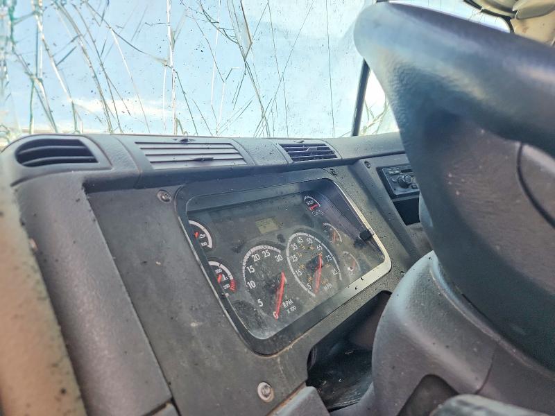 2014 Freightliner Cascadia VIN 3AKBGDBG9ESFX0994 COPART salvage auction — ROLLOVER, IA - CERT OF TITLE-SALVAGE TITLE, sold $60 on 2026-07-09 (photo 8)
