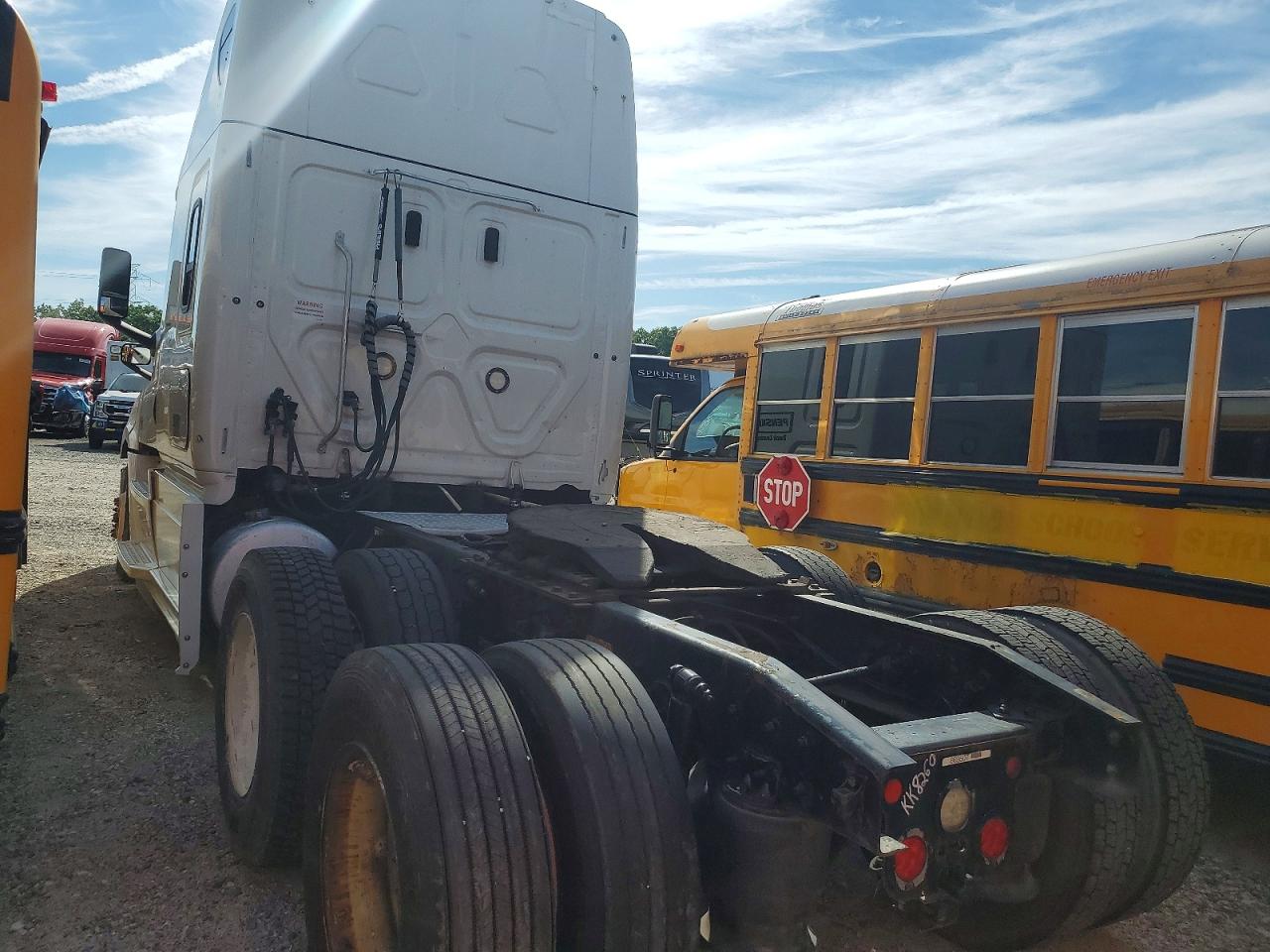 2019 Freightliner Cascadia 126 VIN 3AKJHHDR9KSKK8260 COPART salvage auction — Normal Wear, PA - CERT OF TITLE, sold $28,750 on 2026-07-07 (photo 3)