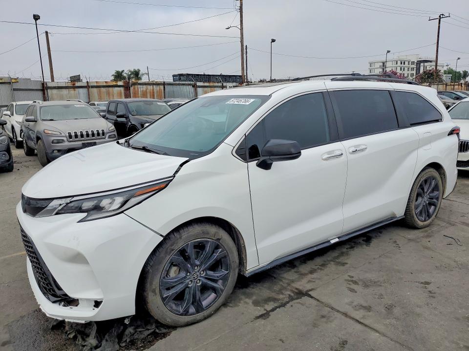 2022 Toyota Sienna VIN 5TDXRKEC9NS086710 — COPART salvage auction photo