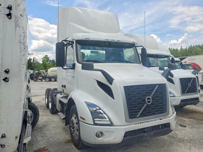 2021 Volvo Vnr VIN 4V4WC9EH2MN277069 COPART salvage auction — NORMAL WEAR, NC - CERTIFICATE OF TITLE, sold $12,700 on 2026-07-11 (photo 1)