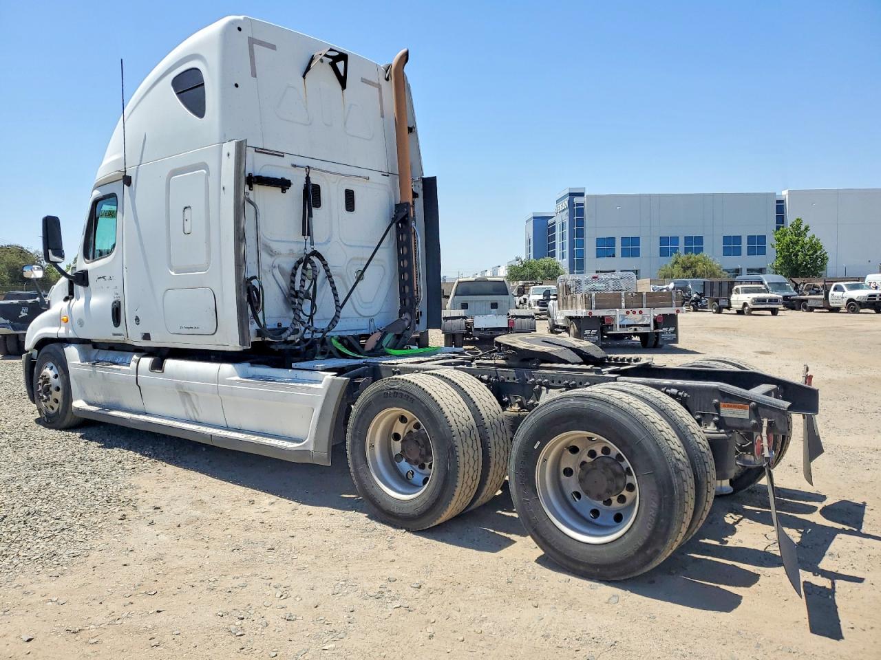 2010 Freightliner Cascadia VIN 1FUJGLDR9ASAP0401 COPART salvage auction — Normal Wear, CA - DIS/DLR/EXP ONLY CLEAN TITLE, sold $2,650 on 2026-06-30 (photo 3)