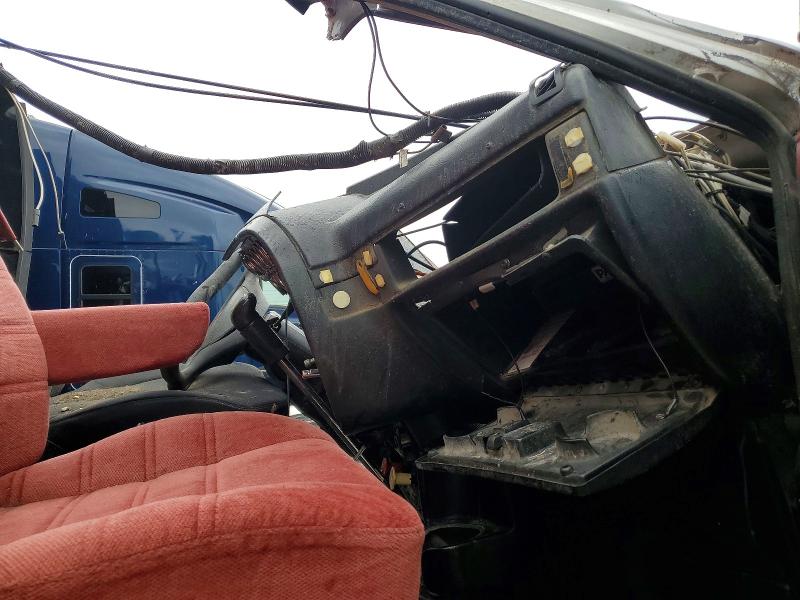 2001 Peterbilt 379 VIN 1XP5DB9XX1N563579 COPART salvage auction — ROLLOVER, KY - CERT OF TITLE-SALVAGE, sold $7,400 on 2026-09-10 (photo 5)