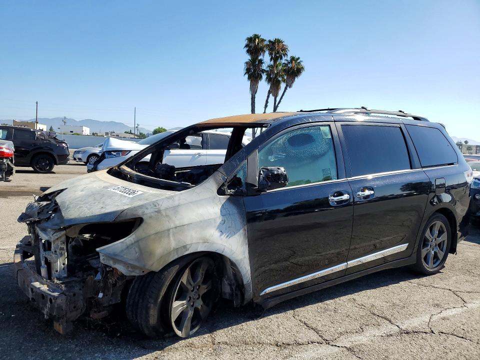 2018 Toyota Sienna VIN 5TDXZ3DC5JS961721 COPART salvage auction — BURN, Mi - Dis/Dlr/Exp Only Salvage Title, sold $525 on 2026-07-10 (photo 1)