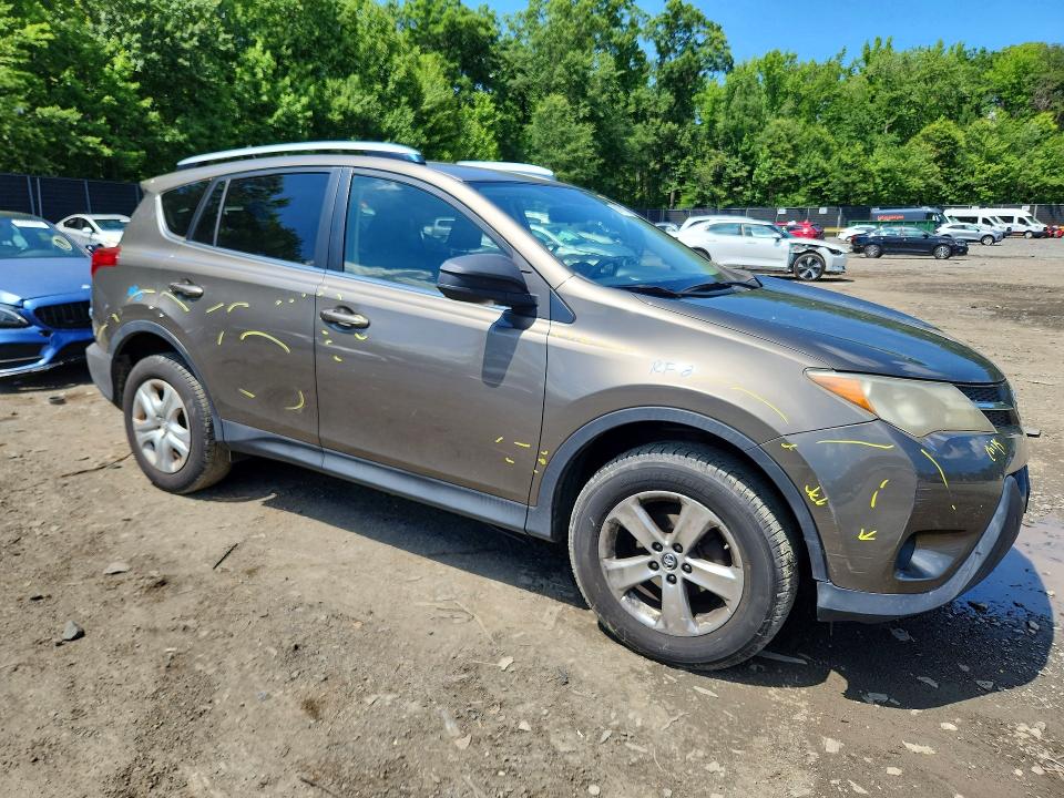 2015 Toyota Rav 4 VIN JTMZFREV4FD071847 COPART salvage auction — SIDE, Md - Cert Of Salvage > 75% Damage, sold $4,050 on 2026-07-07 (photo 4)