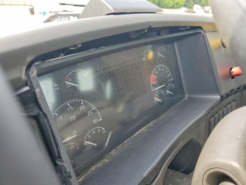 2023 Volvo Vnr VIN 4V4W39EG3PN332270 COPART salvage auction — ROLLOVER, NC - DEALER ONLY SALVAGE TITLE (P), sold $9,000 on 2026-07-07 (photo 8)