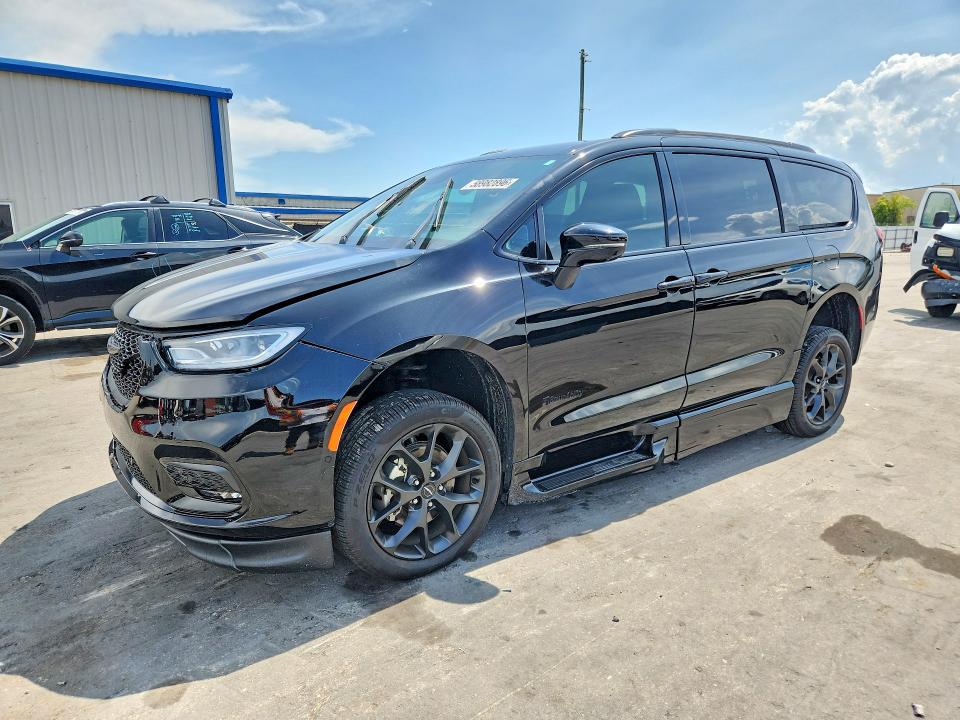 2024 Chrysler Pacifica VIN 2C4RC1BG7RR173502 — COPART salvage auction photo