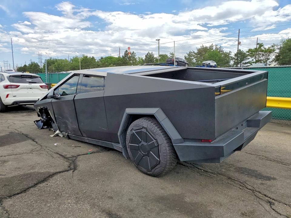2024 Tesla Cybertruck VIN 7G2CEHEDXRA024436 COPART salvage auction — FRONT END, Co - Public - Salvage Title, sold $21,400 on 2026-08-27 (photo 2)