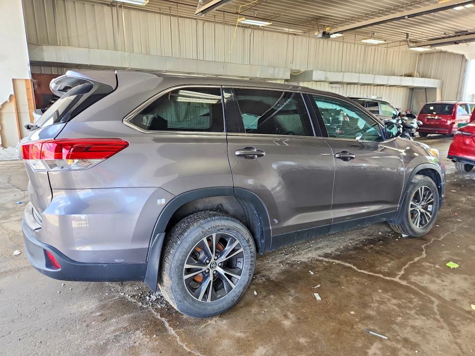 2019 Toyota Highlander VIN 5TDBZRFH3KS977777 COPART salvage auction — MINOR DENT/SCRATCHES, Il - Certificate Of Title, sold $7,800 on 2026-07-20 (photo 3)