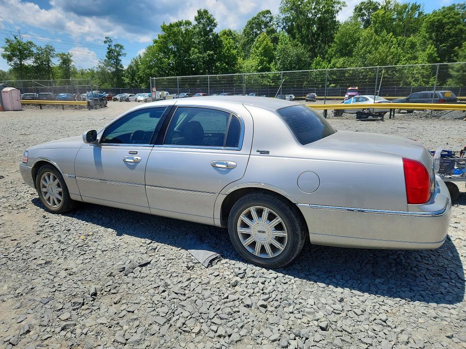 2007 Lincoln TOWN CAR VIN 1LNHM82W97Y639377 COPART salvage auction — SIDE, Md - Cert Of Salvage > 75% Damage, sold $400 on 2026-07-17 (photo 2)