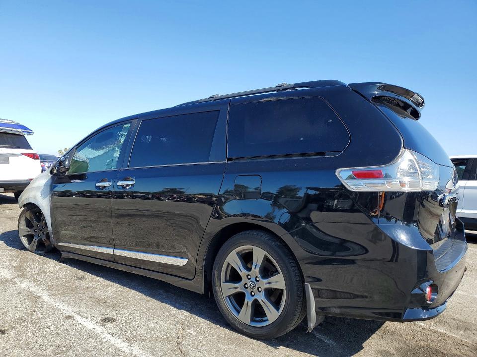 2018 Toyota Sienna VIN 5TDXZ3DC5JS961721 COPART salvage auction — BURN, Mi - Dis/Dlr/Exp Only Salvage Title, sold $525 on 2026-07-10 (photo 2)