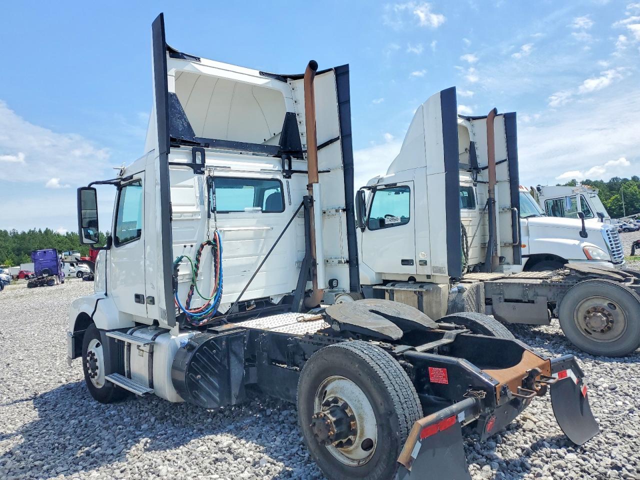 2017 Volvo VNL VIN 4V4N39TG5HN988017 COPART salvage auction — Normal Wear, IN - CERTIFICATE OF TITLE, sold $5,000 on 2026-07-07 (photo 3)
